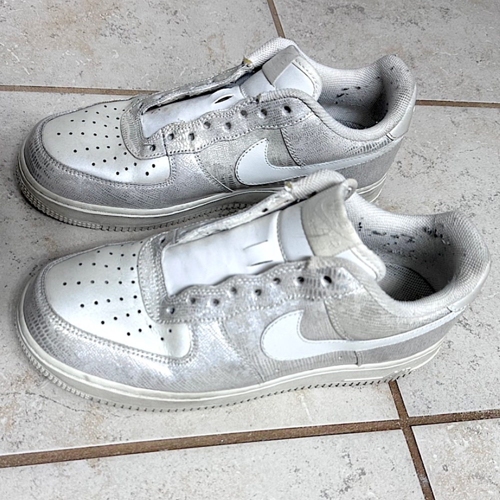Size 9 NIKE AIR in White & Silver